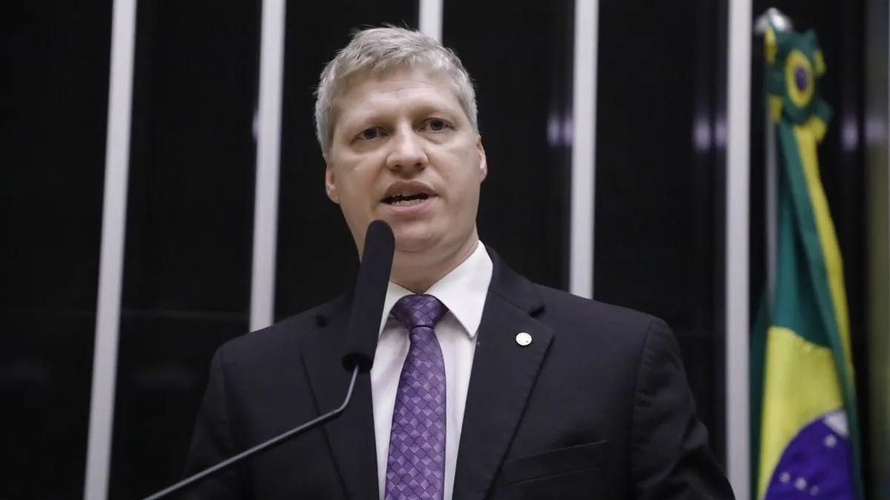 Van Hattem anuncia pedido de impeachment contra Zanin após prorrogação da votação