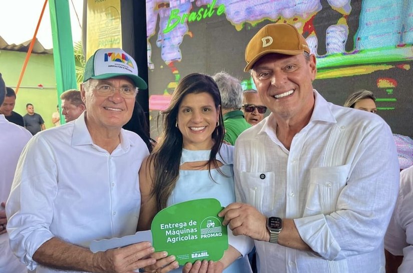 Prefeita Marcela Gomes recebe uma nova retroescavadeira para atender ao setor agrícola de Novo Lino