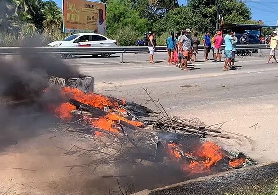 Protesto na Massagueira bloqueia pista contra a BRK