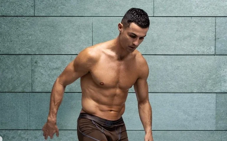 Cristiano Ronaldo exibe físico impressionante aos 40 anos