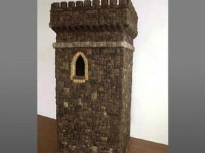 Esta torre de 1,4 metro de altura foi feita com 3 mil peças de cabelo