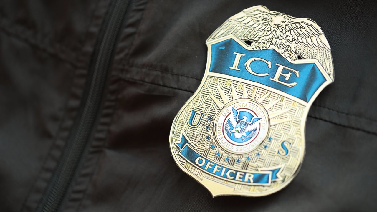 Influenciador britânico de extrema direita é detido nos Estados Unidos pelo ICE