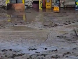 Rodovia em Washington coberta de lama após inundação causada por chuvas torrenciais