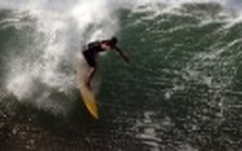 WSL e lendas do surfe lamentam morte de surfista atacado por tubarão no Havaí