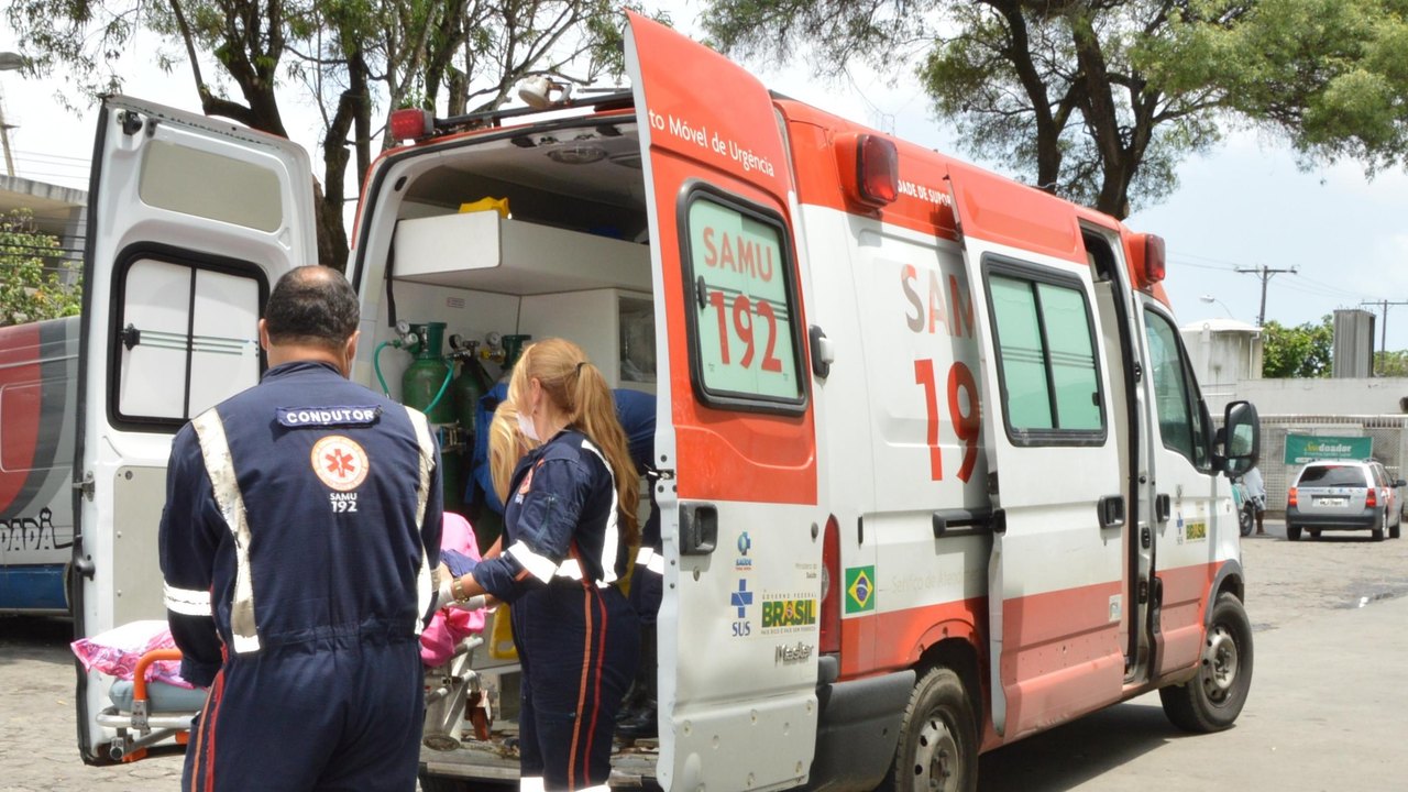 Samu atende vítimas de colisão entre carro e moto, em Maceió
