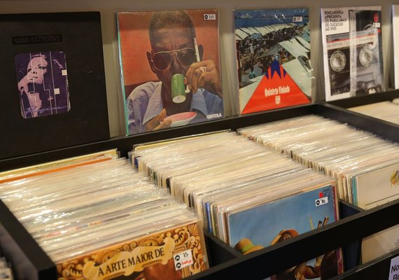 Vendas de vinil ultrapassam as de CD pela primeira vez desde 1987