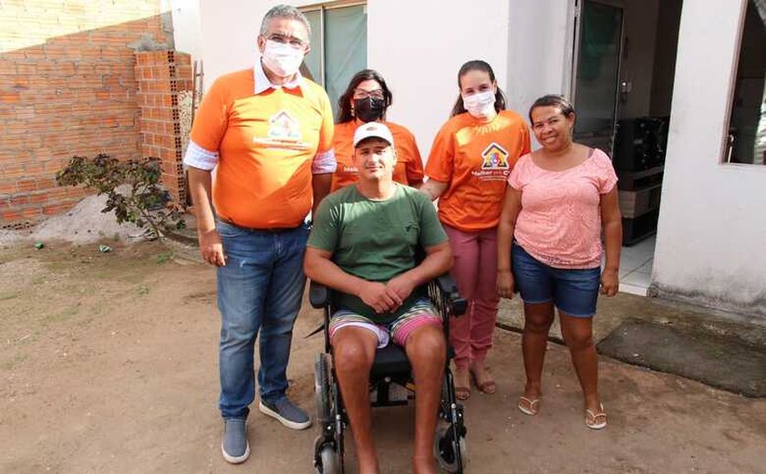 Melhor em Casa: Paciente atendido pelo Programa recebe cadeira de rodas motorizada