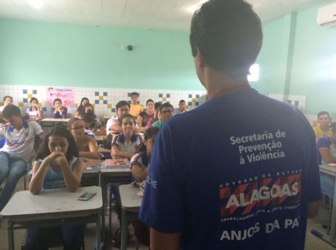 Anjos da Paz sensibilizam jovens de Traipu sobre riscos do uso de drogas