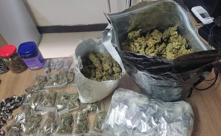 Polícia apreende mais de 8 kg de maconha após perseguição em área de tráfico em Maceió