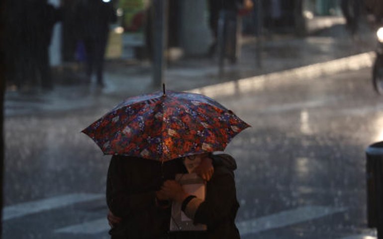 Chuva em SP: Cidade tem alagamentos e transtornos; Prefeitura libera rodízio
