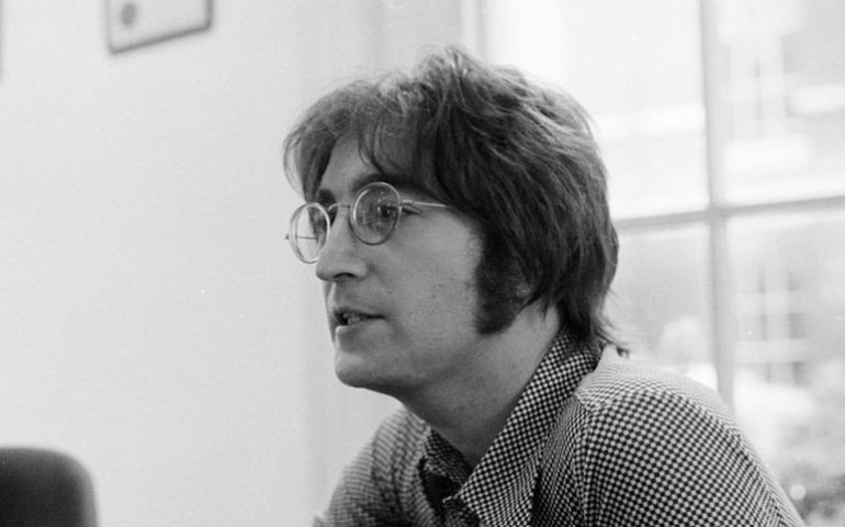 Piano de John Lennon é vendido por R$ 17 milhões e bate recorde em leilão dos Beatles