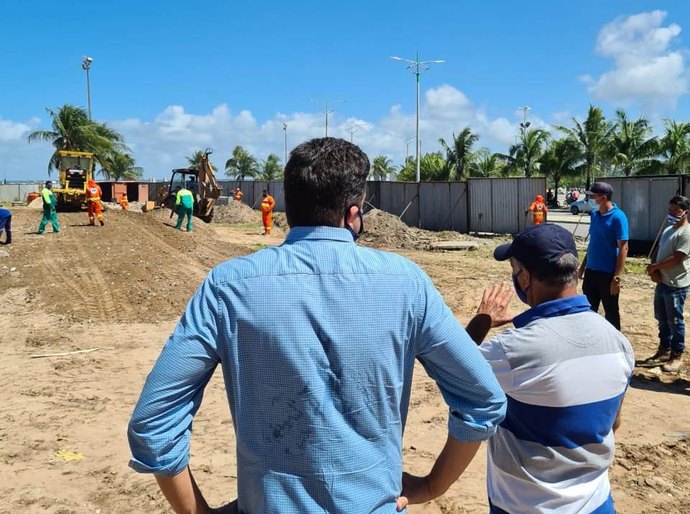 Prefeito Rui Palmeira vistoria obras de espaço de lazer no Centro Pesqueiro