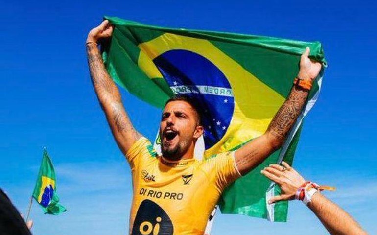 Filipinho vence Ítalo Ferreira e conquista mundial de surfe pela primeira vez