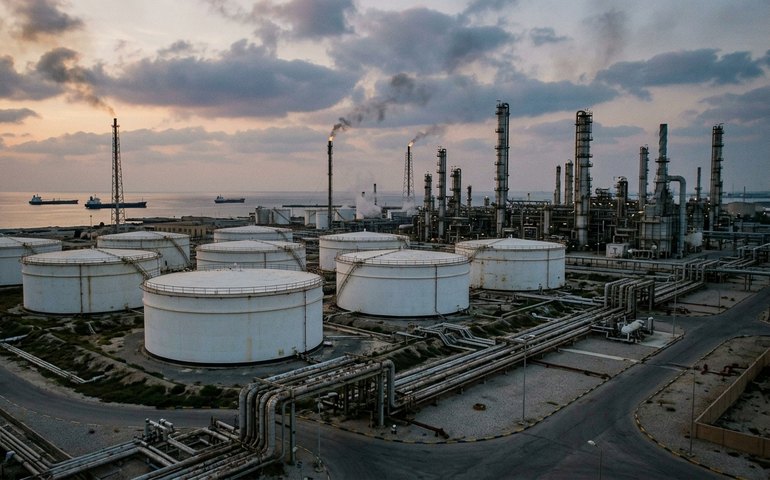 Petróleo fecha estável em meio a incertezas no Oriente Médio e queda nos estoques nos EUA