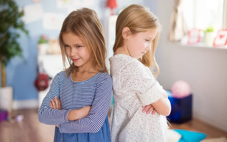 Aprenda a separar (ou não) as brigas entre irmãos no dia a dia