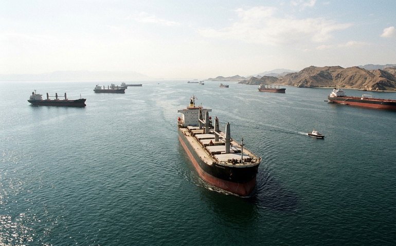 Navio malaio é liberado para cruzar Estreito de Ormuz; outros seis seguem retidos