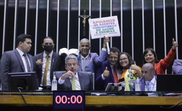 Proposta estabelece um piso salarial nacional de dois salários mínimos Proposta estabelece um piso salarial nacional de dois salários mínimos