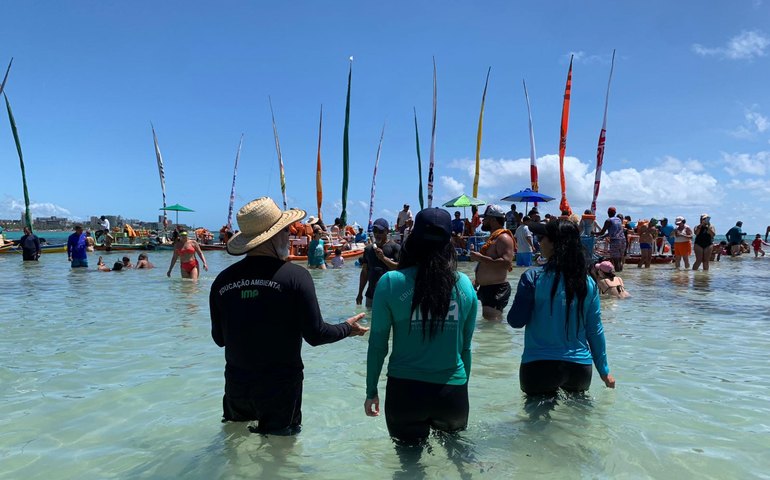 Nossa Praia Verão: IMA promove ação de educação ambiental nas piscinas naturais de Pajuçara