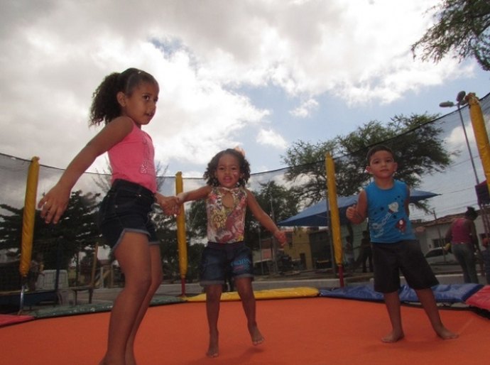 Esporte, saúde e lazer empolgam crianças em praça de Maceió