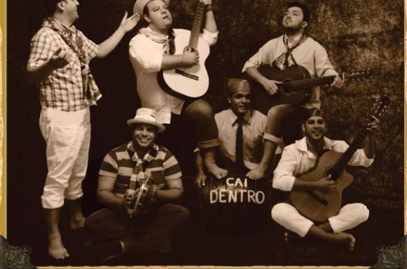 Orquestra Gafieira Cai Dentro se apresenta no Teatro é o Maior Barato