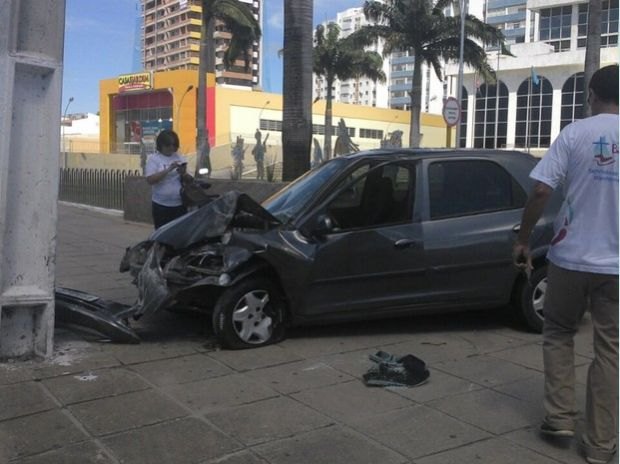Parte frontal do veículo ficou completamente destruído