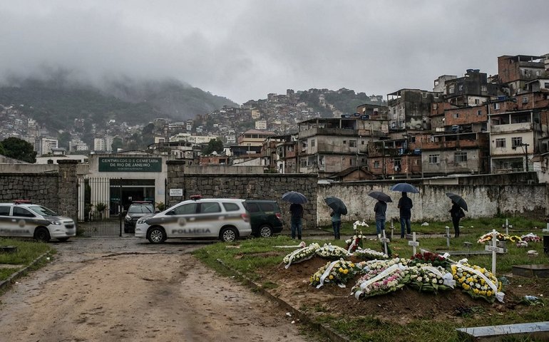 Sepultamentos de duas mulheres assassinadas encerram semana marcada por casos de violência doméstica no Rio