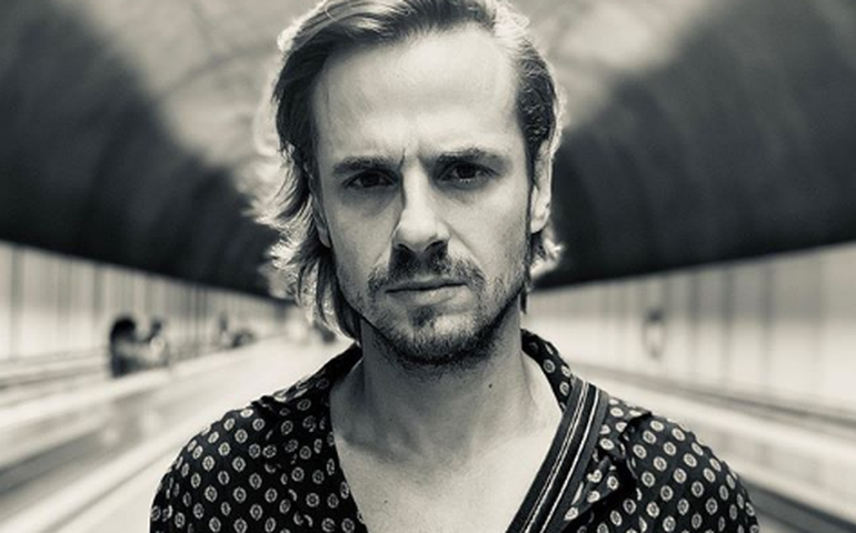 Ex-Malhação viraliza ao ser visto trabalhando como ambulante no Rio