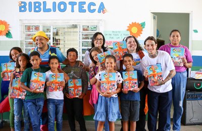 Estudantes recebem livros do projeto Somos Gênios Socioemocional