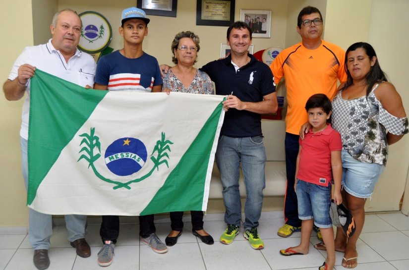 Prefeito Jarbinha recebe atleta messiense convocado para seleção brasileira de taekwondo