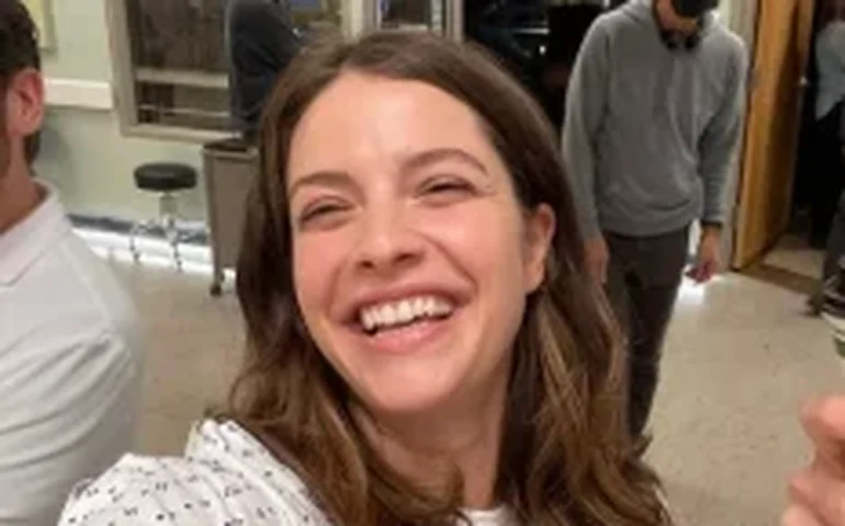 Atriz de 'The Good Doctor' revela ataque de cachorro e mostra recuperação
