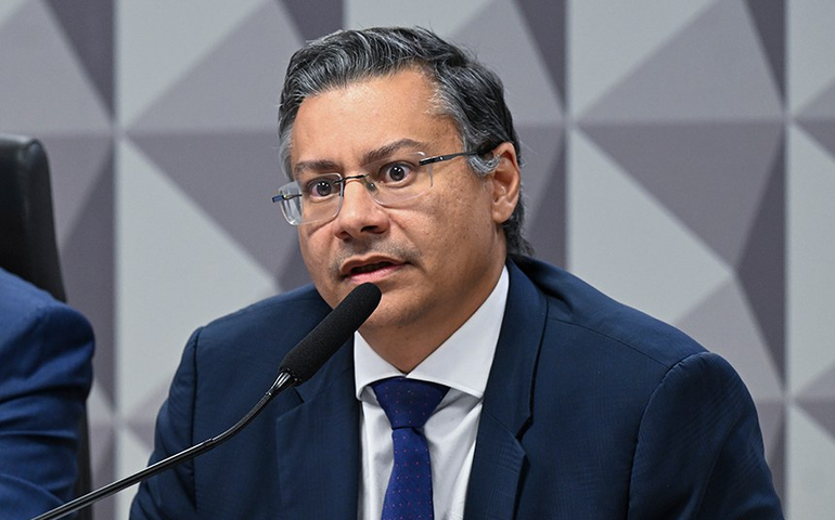 CPMI: ex-procurador nega envolvimento em fraudes e silencia sobre pressões