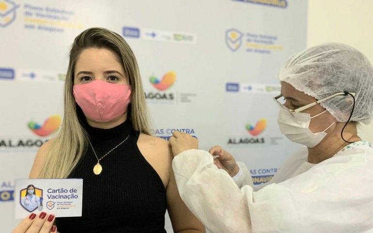 Alagoas chega aos 500 dias de pandemia como 2ª estado no Nordeste que mais vacinou contra a Covid