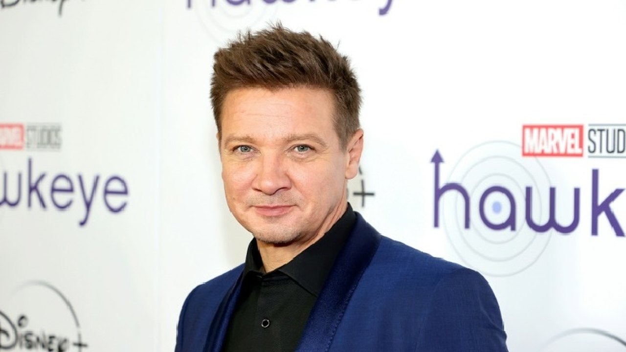 De bengala e patinete, Jeremy Renner aparece pela primeira vez em público após acidente