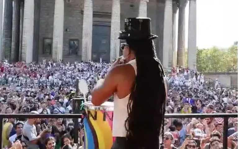 Lavagem de Madeleine ocupa ruas de Paris com a cultura brasileira