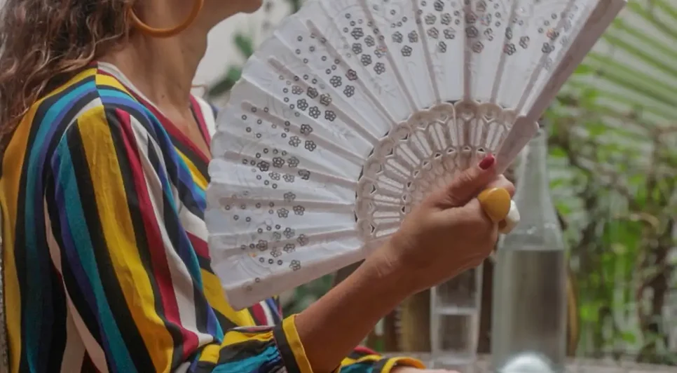 Mulher com leque / Foto: Foto: Frame TV Brasil
