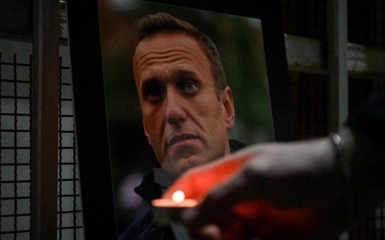 Rússia aumenta pressão por funeral secreto e ameaça enterrar Navalni no terreno da prisão