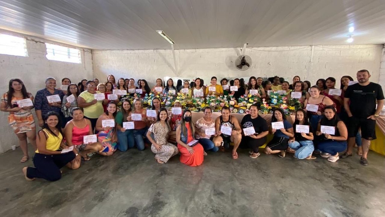Curso gratuito de flores artificiais qualifica 100 mulheres em Santana do Mundaú