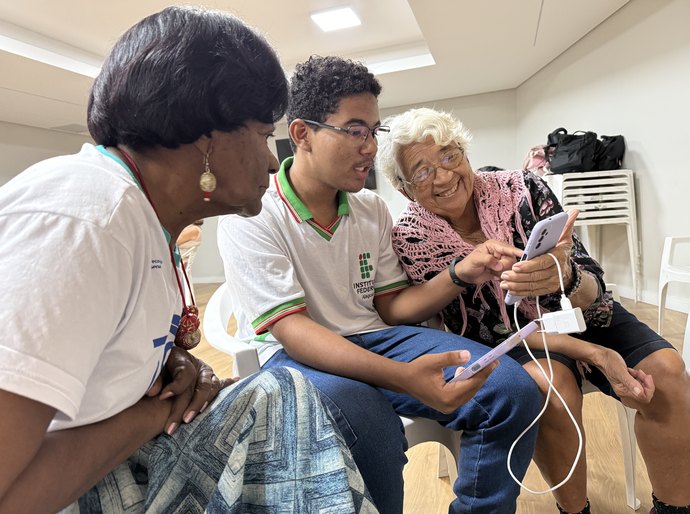 Inclusão digital: curso gratuito amplia autonomia de idosos atendidos pelo Sesc