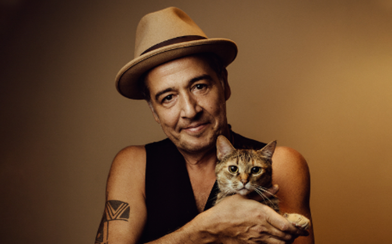 Nasi revisita sua carreira solo no álbum ao vivo Solo Ma Non Troppo