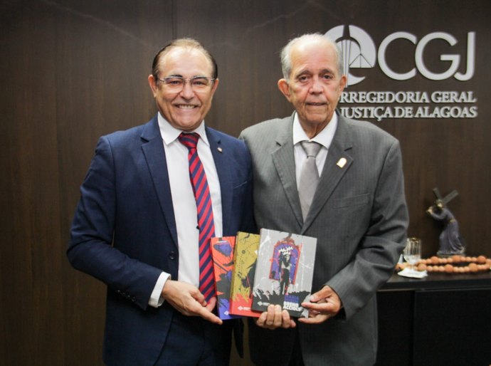 Juiz presenteia corregedor-geral com obras de Breno Accioly