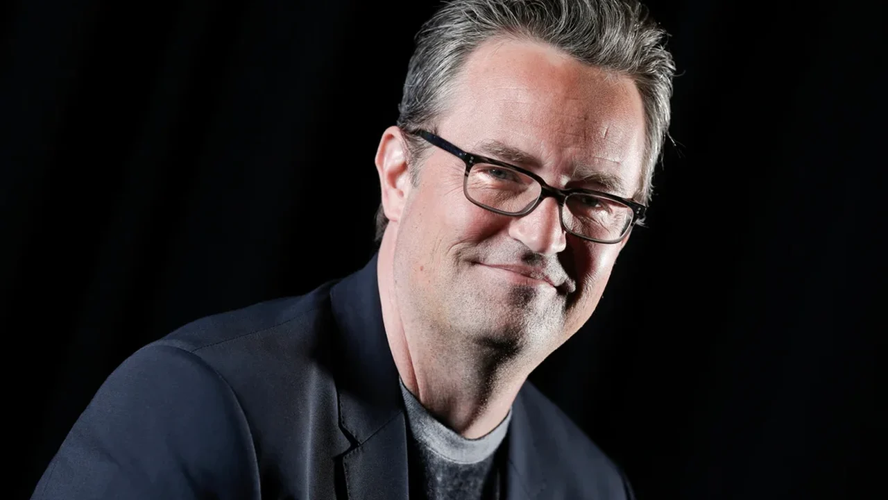 Itens pessoais de Matthew Perry, incluindo obras de Banksy e roteiro de 'Friends', vão a leilão nos EUA