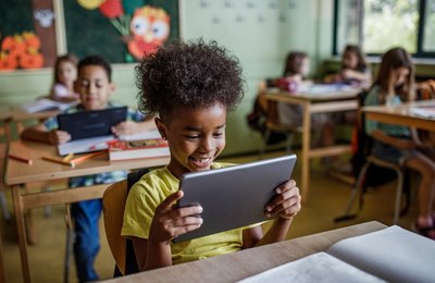 Telas na escola: como a digitalização muda o ensino fundamental