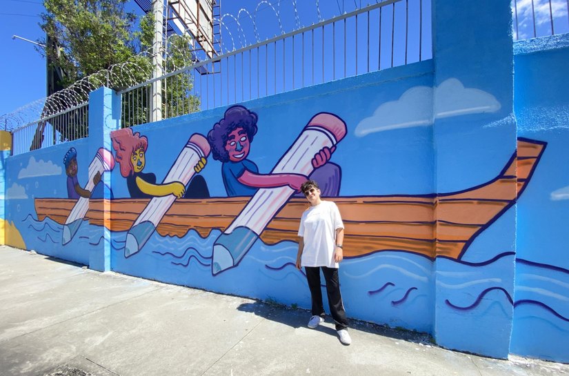 Projeto ‘Navegando pelo Saber’ transforma muro de escola estadual em painel de graffiti que celebra a educação e a diversidade