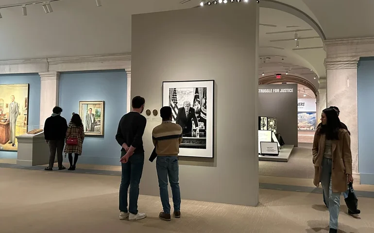 Referência aos processos de impeachment de Trump foi removida da exibição de seu retrato fotográfico no Smithsonian.