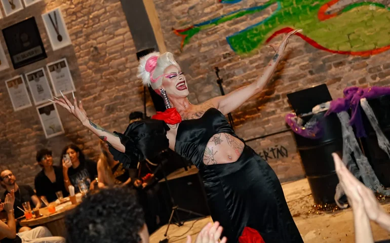 Drag Dinner Alagoas celebra divas pop em noite de glamour em Maceió