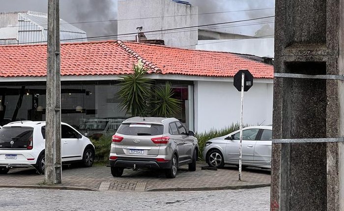 Fumaça que saiu do prédio amedrontou moradores da área no Farol Fumaça que saiu do prédio amedrontou moradores da área no Farol