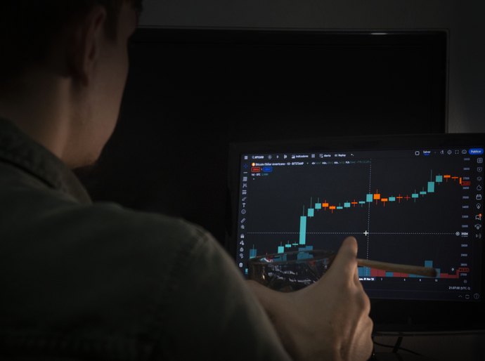 Guerra no Oriente Médio e eleições no Brasil influenciam decisões de investidores