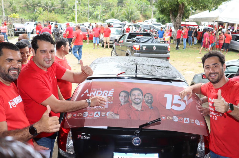 André Castro realiza grande adesivaço em Santana do Mundaú