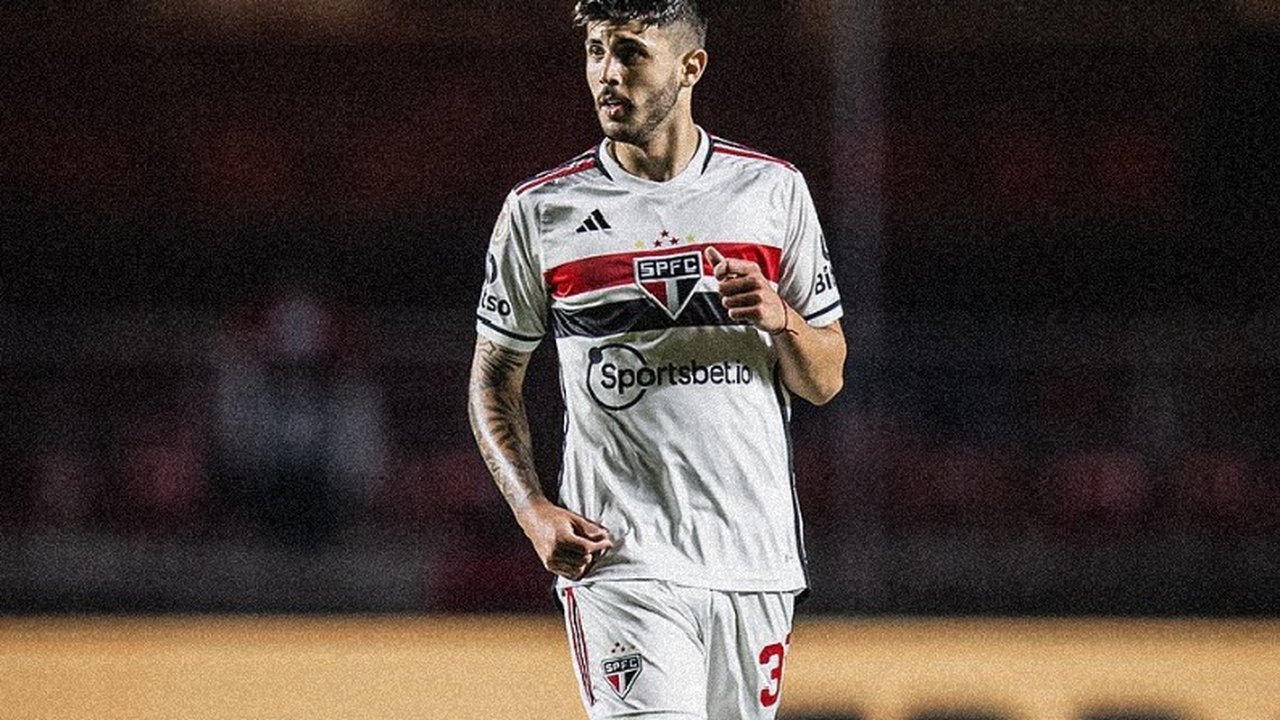São Paulo renova contrato do jovem zagueiro Beraldo até 2028: 'Felicidade enorme'