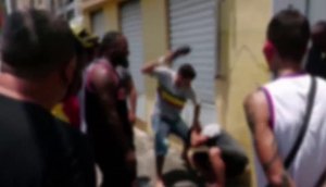 Suspeito do crime foi detido e depois levou socos e chutes por grupo. / Foto: Foto: Reprodução/TV Atalaia